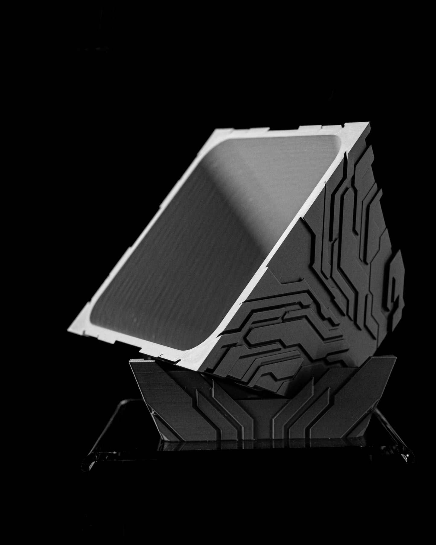 Planter-08: Uplink Indoor Planter With Integrated Drainage and Matching Saucer